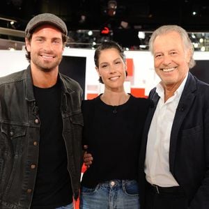 Un album que son papa Michel et son frère Tom valident ! "J’ai des parents merveilleux. Une famille au top." nous déclare l'ex-participante à The Voice.

Exclusif - Michel Leeb avec ses enfants Tom et Fanny Leeb lors de l'enregistrement de l'émission Vivement Dimanche présentée par Michel Drucker au studio Gabriel à Paris le 2 juin 2020. © Guillaume Gaffiot / Bestimage