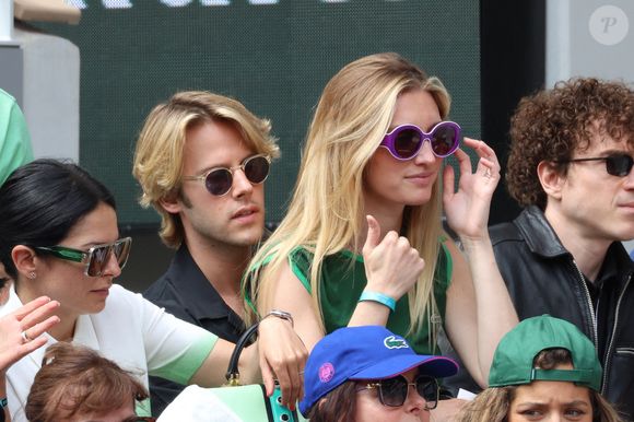 Dorian Lauduique Lux 'Ofenbach' avec sa femme Diane Teppaz dans les tribunes lors des Internationaux de France 2025 à Roland Garros le 02 juin 2025 à Paris, France. Photo de Nasser Berzane/ABACAPRESS.COM