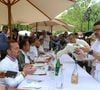 Cette récompense vient saluer l’expérience proposée par l’établissement, alors que Tom Meyer entame sa deuxième saison à sa tête.

Les Chefs à Saint-Tropez fêtent les producteurs 2025 - Les Chefs et les producteurs se retrouvent sur la place des Lices à Saint-Tropez, le 4 mai 2025. Le Chef Camille Delcroix pour une Battle Panier Surprise, devant le Jury composé de François-Régis Gaudry, Tom Meyer, Michel Sarran, Philippe Colinet, Danny Khezzar et Mathieu Viannay ©Jean-Marc Lhomer / Bestimage.