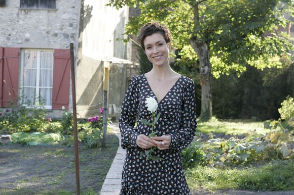 A l'époque, ce n'est pas encore Karine Le Marchand, mais Véronique Mounier, une ancienne chroniqueuse de "Télématin", qui est aux commandes de "L'amour est dans le pré".

Véronique Mounier, en 2005, alors qu'elle animait "L'amour est dans le pré". JLPPA / Bestimage