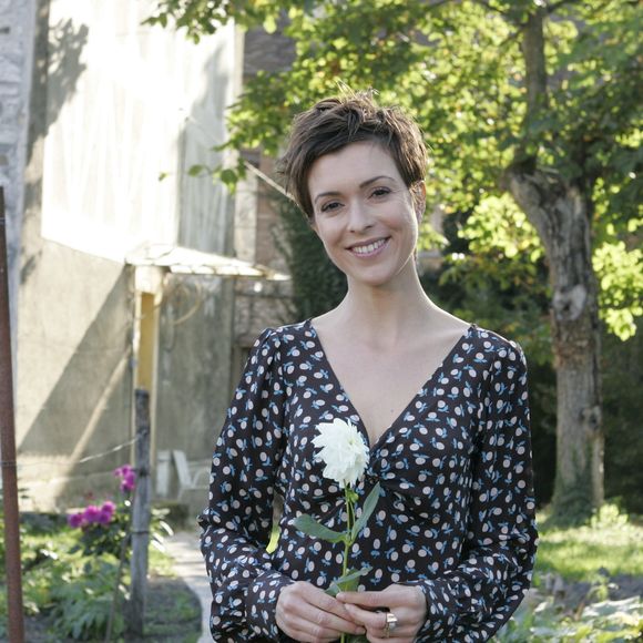 A l'époque, ce n'est pas encore Karine Le Marchand, mais Véronique Mounier, une ancienne chroniqueuse de "Télématin", qui est aux commandes de "L'amour est dans le pré".

Véronique Mounier, en 2005, alors qu'elle animait "L'amour est dans le pré". JLPPA / Bestimage