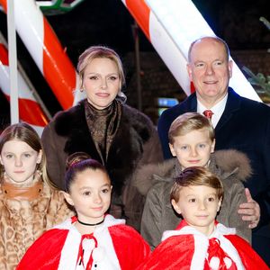 Le prince Albert II de Monaco, la princesse Charlene, leurs enfants, la princesse Gabriella et le prince héréditaire Jacques ont inauguré le marché de Noël sur le port Hercule à Monaco, le 5 décembre 2025. La famille princière était accompagnée par Mélanie Antoinette de Massy, M. Georges Marsan, le maire de Monaco, M. Christophe Mirmand, le ministre d'Etat de la Principauté, M. Thomas Brezzo, le président du Conseil National monégasque, et bon nombre d'élus municipaux. © Claudia Albuquerque/Bestimage
