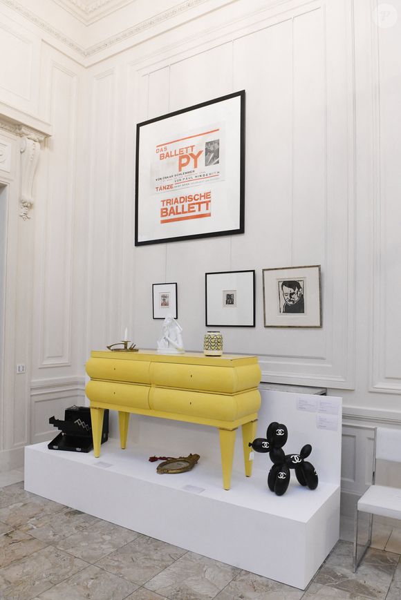 Vente aux enchères Sotheby's d'une partie de la collection Karl Lagerfeld au Palais Oppenheim à Cologne en Allemagne le 4 mai 2022.