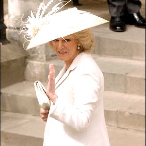 Sans le chapeau ni les accessoires de l'époque, mais toujours avec le même amour pour son époux 
Mariage du prince Charles et de Camilla le 9 avril 2005 à Windsor GOFF INF / BESTIMAGE