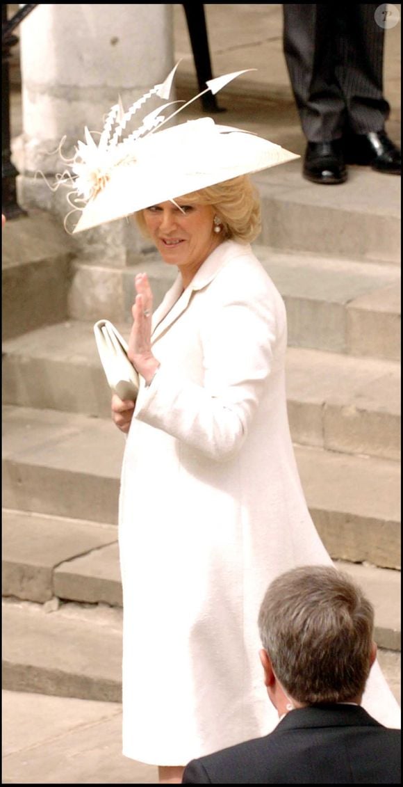 Sans le chapeau ni les accessoires de l'époque, mais toujours avec le même amour pour son époux 
Mariage du prince Charles et de Camilla le 9 avril 2005 à Windsor GOFF INF / BESTIMAGE