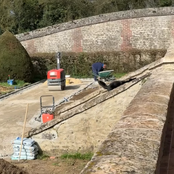 M. Pokora ouvre les portes de sa maison de campagne.