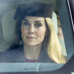 A-t-elle fait une couleur ou bien le soleil et l'eau salée ont-ils eu raison de son brun ? 

La famille royale assiste au service religieux traditionnel du dimanche à Crathie Kirk, Crathie.
©GOFF INF / BESTIMAGE