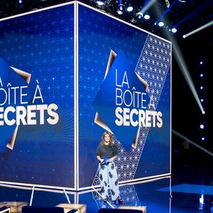 Elle a opté pour un total look de la marque belge Essentiel Antwerp.

Exclusif - Faustine Bollaert lors de l'enregistrement de l'émission "La Boîte à secrets", présentée par F.Bollaert et diffusée le 3 octobre 2025 sur France 3, dans les studios du Lendit à Saint-Denis, Seine Saint-Denis, France, le 9 septembre 2025. © Pierre Perusseau/Bestimage