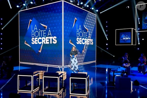 Elle a opté pour un total look de la marque belge Essentiel Antwerp.

Exclusif - Faustine Bollaert lors de l'enregistrement de l'émission "La Boîte à secrets", présentée par F.Bollaert et diffusée le 3 octobre 2025 sur France 3, dans les studios du Lendit à Saint-Denis, Seine Saint-Denis, France, le 9 septembre 2025. © Pierre Perusseau/Bestimage