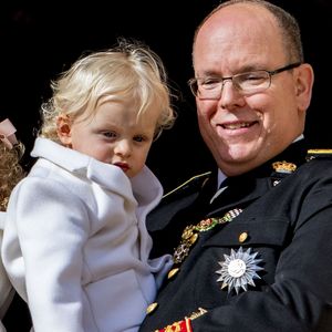 Le Prince Albert II de Monaco, la Princesse Charlène et leurs jumeaux la Princesse Gabriella et le Prince Jacques apparaissent au balcon du Palais Grimaldi dans le cadre des célébrations de la Fête Nationale de Monaco également connue sous le nom de Fête du Prince Souverain, à Monaco le 19 novembre 2016. Photo Robin Utrecht/ABACARESS.COM