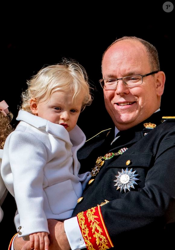 Le Prince Albert II de Monaco, la Princesse Charlène et leurs jumeaux la Princesse Gabriella et le Prince Jacques apparaissent au balcon du Palais Grimaldi dans le cadre des célébrations de la Fête Nationale de Monaco également connue sous le nom de Fête du Prince Souverain, à Monaco le 19 novembre 2016. Photo Robin Utrecht/ABACARESS.COM