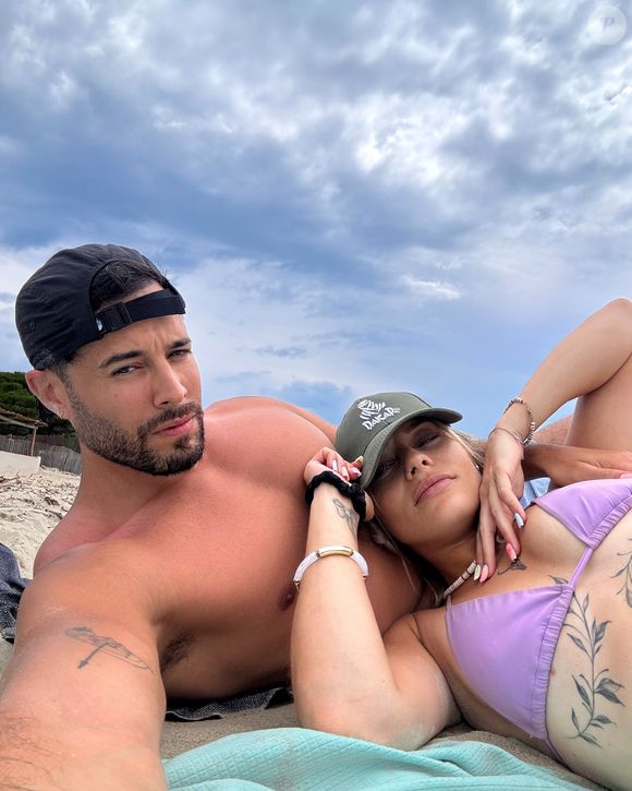 Laury et Julien Backer sur une plage à Ramatuelle le 8 août 2025 © Instagram