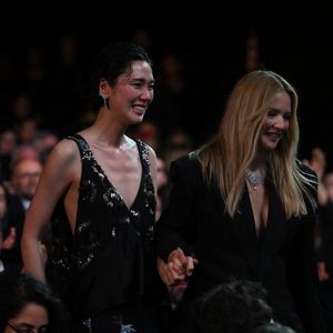 L'actrice japonaise Tao Okamoto et l'actrice belge Virginie Efira lors de la cérémonie de clôture de la 79e édition du Festival de Cannes à Cannes, France, le 23 mai 2026. Photo par Eliot Blondet/Abaca