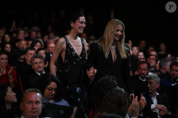 L'actrice japonaise Tao Okamoto et l'actrice belge Virginie Efira lors de la cérémonie de clôture de la 79e édition du Festival de Cannes à Cannes, France, le 23 mai 2026. Photo par Eliot Blondet/Abaca