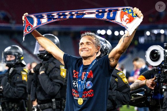 Luis Enrique (Paris Saint-Germain, Entraîneur, Cheftrainer) Feiert mit einem Fanschal den Sieg, GER, Paris Saint-Germain vs. Inter Mailand, Fussball, Herren, UEFA Champions League Finale Muenchen 2025, Spielzeit 2024/2025, 31.05.2025, Foto : Eibner-Pressefoto/Wolfgang Frank