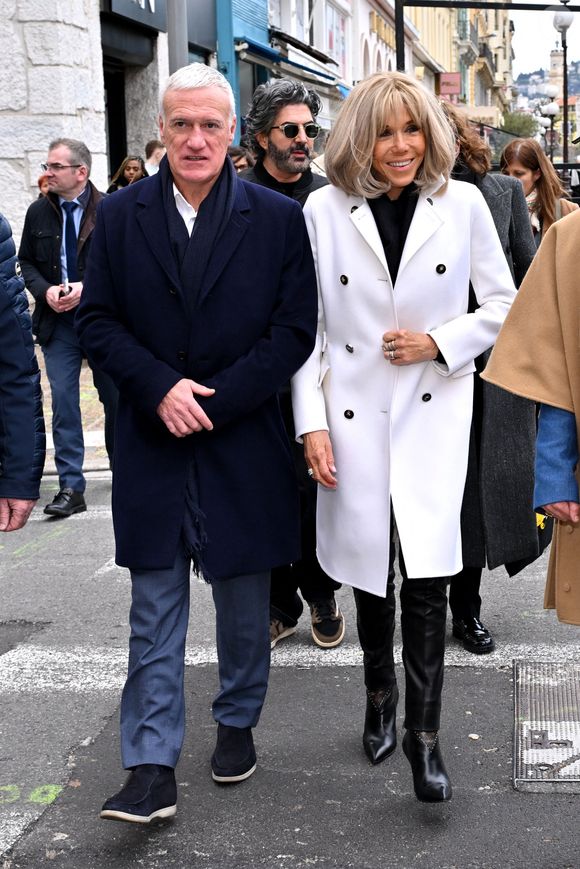 Clôture de l'opération de collecte de fonds "Pièces Jaunes", destinée à améliorer la vie des enfants hospitalisés, au Jardin Albert 1er, à Nice, France, le 7 février  2025, en présence de la Première dame française, Brigitte Macron, la présidente de la Fondation Hôpitaux de Paris-Hôpitaux de France, du sélectionneur de l'équipe de France de football, Didier Deschamps le parrain de l'opération Pièces Jaunes, de Christian Estrosi, le maire de Nice, sa femme, Laura Tenoudji Estrosi, d'Anne Barrère, la vice-présidente de la Fondation Hôpitaux de Paris-Hôpitaux de France, Philippe Wahl, le président-directeur général du Groupe La Poste, de José Cobos, ancien capitaine de l'OGC Nice et conseiller municipal de la ville de Nice délégué à l'évènementiel sportif, et du compositeur du morceau caritatif "Les P'tits Soleils", l'hymne des Pièces Jaunes, John Mamann. Ce titre a été chanté sur la scène par Eugie, Sab, Julien Esmée, Vernis Rouge... et les personnalités. Mme Macron et Didier Deschamps ont fait, comme à leur habitude, le tour des diffèrents stands des associations et des partenaires, comme Carrefour, la Fondrtion Lenval, le CHU, la Poste et la Banque de France où ils ont fait la pesée des pièces jaunes... mais l'arrêt le plus surprenant fut sur le stand du Nice Azur Boxe où le coach des Bleus et Mme Macron n'ont pas hésité à mettre les gants pour quelques échanges avec les boxeurs présents.  © Bruno Bebert/Bestimage