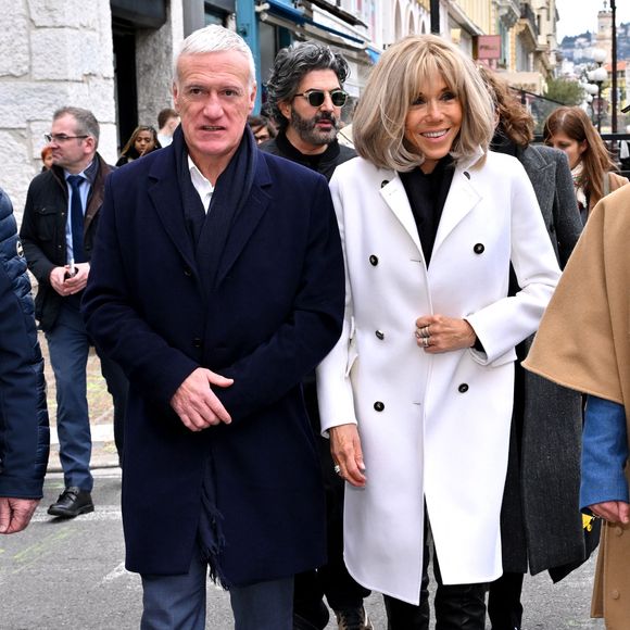 Clôture de l'opération de collecte de fonds "Pièces Jaunes", destinée à améliorer la vie des enfants hospitalisés, au Jardin Albert 1er, à Nice, France, le 7 février  2025, en présence de la Première dame française, Brigitte Macron, la présidente de la Fondation Hôpitaux de Paris-Hôpitaux de France, du sélectionneur de l'équipe de France de football, Didier Deschamps le parrain de l'opération Pièces Jaunes, de Christian Estrosi, le maire de Nice, sa femme, Laura Tenoudji Estrosi, d'Anne Barrère, la vice-présidente de la Fondation Hôpitaux de Paris-Hôpitaux de France, Philippe Wahl, le président-directeur général du Groupe La Poste, de José Cobos, ancien capitaine de l'OGC Nice et conseiller municipal de la ville de Nice délégué à l'évènementiel sportif, et du compositeur du morceau caritatif "Les P'tits Soleils", l'hymne des Pièces Jaunes, John Mamann. Ce titre a été chanté sur la scène par Eugie, Sab, Julien Esmée, Vernis Rouge... et les personnalités. Mme Macron et Didier Deschamps ont fait, comme à leur habitude, le tour des diffèrents stands des associations et des partenaires, comme Carrefour, la Fondrtion Lenval, le CHU, la Poste et la Banque de France où ils ont fait la pesée des pièces jaunes... mais l'arrêt le plus surprenant fut sur le stand du Nice Azur Boxe où le coach des Bleus et Mme Macron n'ont pas hésité à mettre les gants pour quelques échanges avec les boxeurs présents.  © Bruno Bebert/Bestimage