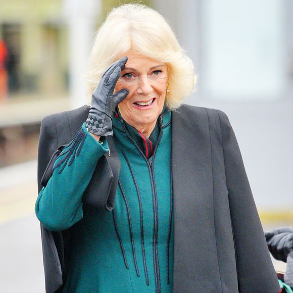 Pour l'armistice, Camilla Parker Bowles, reine consort d'Angleterre, dépose une gerbe à la gare de Londres Paddington le 11 novembre 2025.  Photo par Ben Birchall / PA Photos / Bestimage