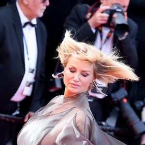 L'ex-mannequin à demandé son avis à ses abonnés sur Instagram. 
Théma - Cheveux au vent à Cannes - Adriana Karembeu - Montée des marches du film « The history of sound » lors du 78ème Festival International du Film de Cannes, au Palais des Festivals à Cannes. Le 21 mai 2025
© Jacovides-Moreau / Bestimage