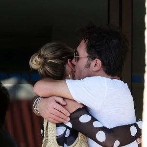 Exclusif - Laeticia Hallyday accompagnée de son compagnon Frédéric Suant et de sa fille Joy sont aller accueillir Jade à l'aéroport de Saint-Barthélemy-Rémy-de-Haenen où tout le monde se retrouve pour le 50ème anniversaire de Laeticia, à Saint-Jean, Saint-Barthélémy, Antilles françaises, France, le 15 mars 2025.