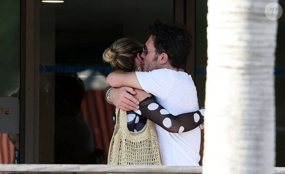 Exclusif - Laeticia Hallyday accompagnée de son compagnon Frédéric Suant et de sa fille Joy sont aller accueillir Jade à l'aéroport de Saint-Barthélemy-Rémy-de-Haenen où tout le monde se retrouve pour le 50ème anniversaire de Laeticia, à Saint-Jean, Saint-Barthélémy, Antilles françaises, France, le 15 mars 2025.