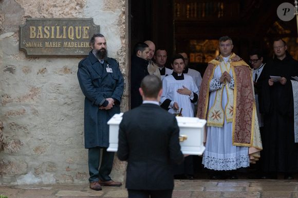 La cérémonie était ouverte au public

Le cercueil blanc d'Emile arrivant à la basilique Sainte-Marie-Madeleine de Saint-Maximin-la-Sainte-Baume le 8 février 2025. Il a ensuite été porté par ses parents Marie et Colomban Soleil, son parrain et sa marraine. Photo by Shootpix/ABACAPRESS.COM