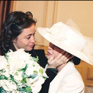 "En dehors des liens de sang, j'ai véritablement le sentiment qu'Ève est une femme à côté de laquelle je n'aurais pas aimé passer", déclarait l'actrice en 2015, après la disparition de Guy Béart

Emmanuelle Béart au mariage de sa soeur Eve Béart avec Jean-Pierre Besneux à Garche en 1996 © Bestimage