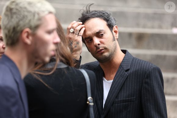 Roman était très proche d'elle.

Roman de Kermadec lors des obsèques à l'église Saint Roch à Paris, France, le 24 juillet 2023, de la chanteuse et actrice d'origine britannique Jane Birkin, décédée le 16 juillet 2023 à Paris à l'âge de 76 ans. Photo par Nasser Berzane/ABACAPRESS.COM