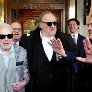 Gérard Depardieu et le paparazzi Rino Barillari se réconcilient au Harry's Bar à Rome le 19 janvier 2026.
C'est au même endroit, le 21 mai 2024 que les deux hommes se sont accrochés.
Gérard Depardieu aurait frappé le photographe à trois reprises au visage car ce dernier avait bousculé la compagne de Gérard Depardieu pour faire une série de photos.
Après cet incident, les plaintes ont fusé de toute part....mais les images montrent que les deux hommes ont trouvé un terrain d'entente.  
Zuma Press / Bestimage