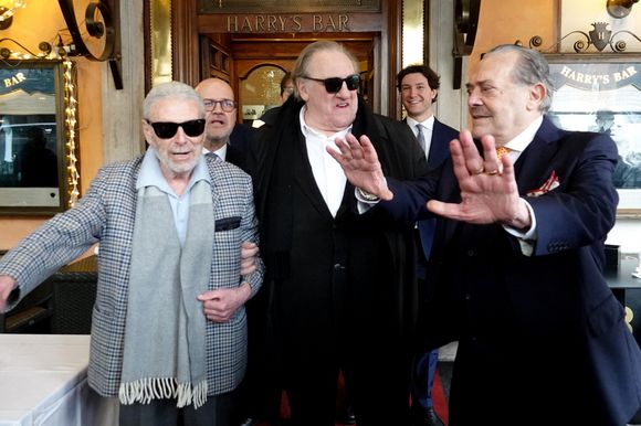 Gérard Depardieu et le paparazzi Rino Barillari se réconcilient au Harry's Bar à Rome le 19 janvier 2026.
C'est au même endroit, le 21 mai 2024 que les deux hommes se sont accrochés.
Gérard Depardieu aurait frappé le photographe à trois reprises au visage car ce dernier avait bousculé la compagne de Gérard Depardieu pour faire une série de photos.
Après cet incident, les plaintes ont fusé de toute part....mais les images montrent que les deux hommes ont trouvé un terrain d'entente.  
Zuma Press / Bestimage