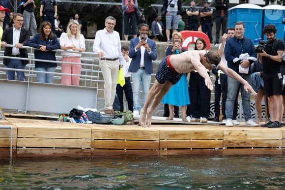 La Maire de Paris, Anne Hidalgo, visite les sites de baignades sur la Seine. Photo par Raphael Lafargue/ABACAPRESS.COM