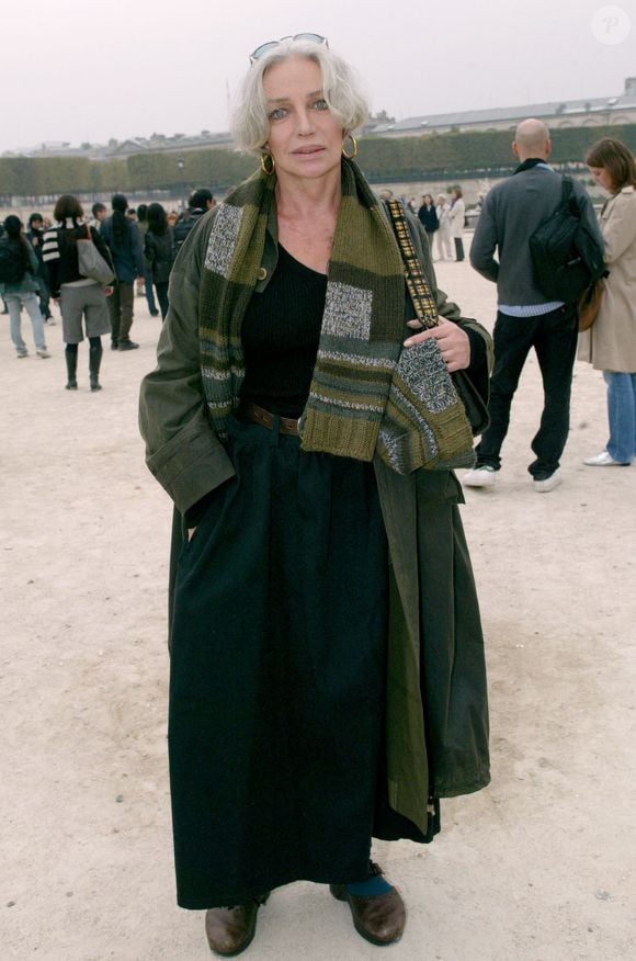 L'actrice et chanteuse française Marie Laforet arrive à la présentation de la collection printemps-été 2006 de la créatrice de mode française Sonia Rykiel à Paris, France, le 7 octobre 2005.