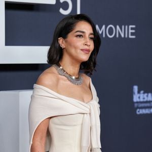 "J’ai une coach géniale, Danielle, qui vient chez moi quatre fois par semaine. Je muscle les abdos, je cours, je fais beaucoup de corde à sauter" 

Leïla Bekhti porte un collier et des boucles d'oreilles de la Maison Chaumet au photocall de la 51ème cérémonie des César à l'Olympia à Paris, France, le 26 février 2025 © Borde-Jacovides/Bestimage