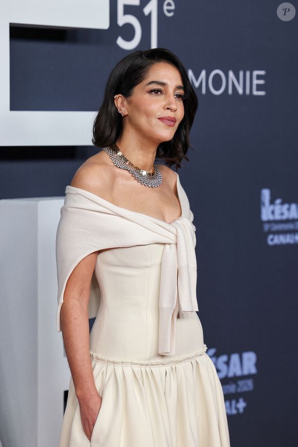 "J’ai une coach géniale, Danielle, qui vient chez moi quatre fois par semaine. Je muscle les abdos, je cours, je fais beaucoup de corde à sauter" 

Leïla Bekhti porte un collier et des boucles d'oreilles de la Maison Chaumet au photocall de la 51ème cérémonie des César à l'Olympia à Paris, France, le 26 février 2025 © Borde-Jacovides/Bestimage