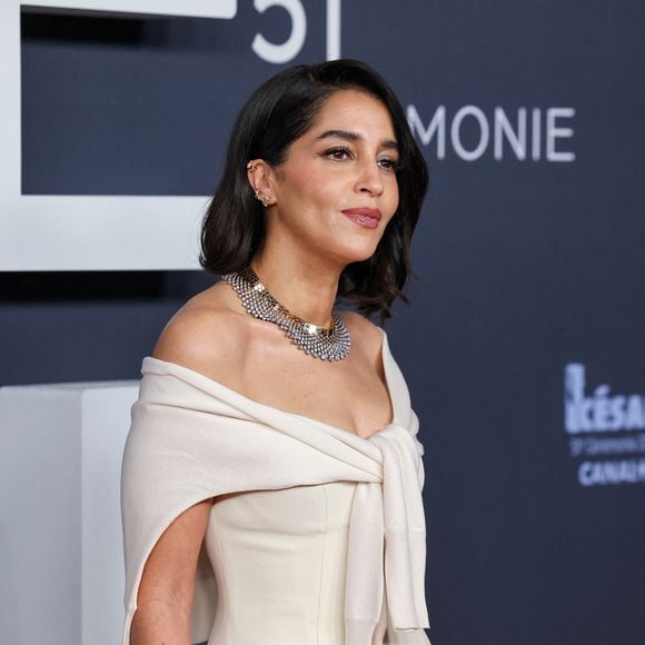 "J’ai une coach géniale, Danielle, qui vient chez moi quatre fois par semaine. Je muscle les abdos, je cours, je fais beaucoup de corde à sauter" 

Leïla Bekhti porte un collier et des boucles d'oreilles de la Maison Chaumet au photocall de la 51ème cérémonie des César à l'Olympia à Paris, France, le 26 février 2025 © Borde-Jacovides/Bestimage