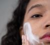 Agressés par la pollution et les formules cosmétiques, notre visage et plus particulièrement nos yeux réclament pourtant une grande douceur lors du démaquillage.