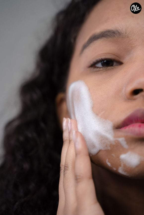 Agressés par la pollution et les formules cosmétiques, notre visage et plus particulièrement nos yeux réclament pourtant une grande douceur lors du démaquillage.