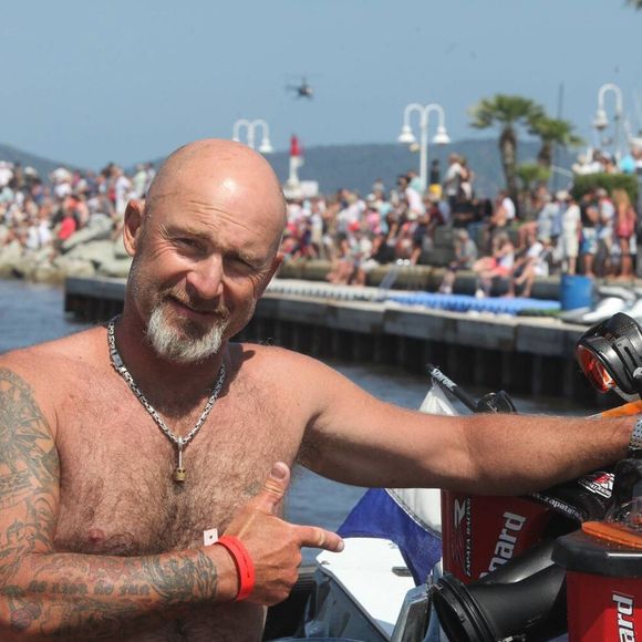 Sur Instagram, Vincent Lagaf partage souvent des images de sa grande maison avec piscine qu'il partage avec ses trois chiens adorés.

58 flyboardeurs internationaux étaient présents à Cavalaire, pour battre un record du monde détenu par les Etats-Unis. Pari tenu pour Vincent Lagaf' et Francky Zapata, les organisateurs de cette manifestation "Brietling Flyboard Familiy" suivie par des milliers de spectateurs amassés dans le golfe de Saint-Tropez.