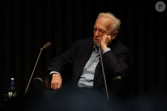 Exclusif - Le journaliste, homme de médias, scénariste, réalisateur et écrivain Philippe Labro à la Station Ausone - Librairie Mollat à Bordeaux, le 18 octobre 2024, pour un échange avec ses lecteurs et la présentation de son romzn "Deux gimlets sur la 5e Avenue" - Gallimard. © Jean-Marc Lhomer/Bestimage