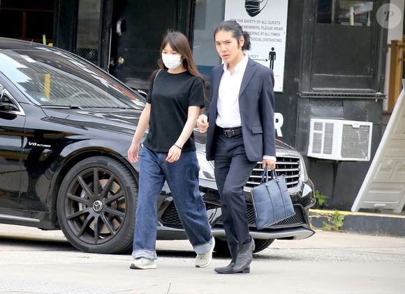 Exclusif. Mako Komuro ex Princesse Mako avec son mari Kei Komuro marchant et souriant ensemble puis Mako faisant du shopping à "Sullivan Street Bakery" "CVS Pharmacy" et le supermarché D'Agostino autour de Hell's Kitchen à New York, NY le 7 Juin 2022. Photo par Dylan Travis/ABACAPRESS.COM