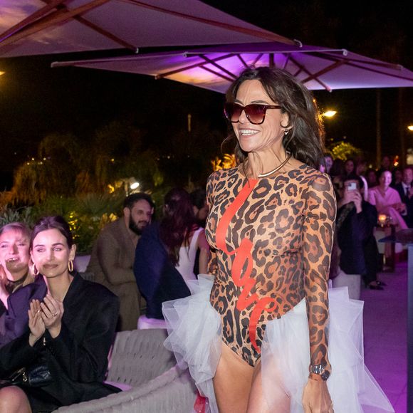 Exclusif - Sandra Sisley lors d'une soirée à la suite Sandra & Co lors du Festival International des Séries de Cannes, Canneseries Saison 8, à l’hôtel JW Marriott Cannes le 25 avril 2025. Sandra Sisley célèbre son anniversaire au Marriott Cannes : une soirée entre élégance, musique et audace Hier soir, le Marriott à Cannes a accueilli l’anniversaire très attendu de Sandra Sisley. Une soirée chaleureuse et vibrante, réunissant personnalités du monde artistique, figures influentes et amis fidèles autour d’un programme festif et solaire. Claire d’Espagne, proche de Sandra, a partagé avec elle une montée des marches sublime, toutes deux vêtues de créations signées Les Iconiques Cannes – robes spectaculaires et silhouettes fortes, à l’image de la soirée. Parmi les moments forts de la soirée, une performance improvisée au piano a captivé les invités. Fleur Pellerin, présente et souriante, a particulièrement adoré l’ambiance musicale. Le défilé signé Roda Soleil (Irina Rubinstein, créatrice de Roda Soleil) a enchanté l’assemblée. Trois passages de mannequins ont dévoilé des maillots de bain techniques aux imprimés audacieux, alliant design et innovation textile : bronzage possible tout en bénéficiant d’un indice de protection 30. Le final a vu Sandra Sisley elle-même défiler, vêtue d’un maillot Rodas rehaussé d’un voile spectaculaire, clin d’œil assumé à Madonna. La soirée a également pu compter sur le soutien de DAY+, partenaire de l’événement, qui a accompagné cette célébration unique. César Domboy, membre du jury de Canneséries, a passé un agréable moment en journée en dégustant sont cépage du prestigieux châteaux Minuti comme en soirée, découvrant les lieux avec beaucoup d’enthousiasme  Autre surprise : une démonstration de pole dance par Audrey Mendez, professeure attitrée de Sandra Sisley, qui a conquis les invités, notamment Alain Terzian, Jennifer Ayache, Elisa Bachir Bey et Raphaël Lamaman, et la Créatrice  Du point mode Leslie benaroche. La mise en beauté  des convives a été orchestré par Franck Provost et Frédéric Mecene, tandis que les bijoux signés Alexandra Marnia et Maison Mazarin ajoutaient une touche d’éclat à cette nuit magique. On notait également la présence de Fred Monpo coach des célébrités parisiennes, ainsi que de Sofia Aram, les équipes de Gaumont et Stéphanie Azria. Autour du bar, l’ambiance était à la confidence et à la légèreté. Manu Payet s’est laissé tenter par un verre de rhum Gouverneur, servi avec soin, en bonne compagnie. À ses côtés, l’acteur ,William Lebghil. Quelques instants plus tard, c’est un autre moment d’émotion qui a marqué la soirée : Gaëlle Constantini, Hortense d'Esteve, Norma Viani et Harry Bougelard, proches parmi les proches de Sandra, ont eu l’honneur d’apporter eux-mêmes le gâteau d’anniversaire. Une attention touchante, empreinte de tendresse, qui a fait fondre l’assemblée. Une soirée en forme de manifeste : libre, joyeuse, éclectique – à l’image de Sandra Sisley. © Aurelio Stella / William Sanches Tavares / Bestimage