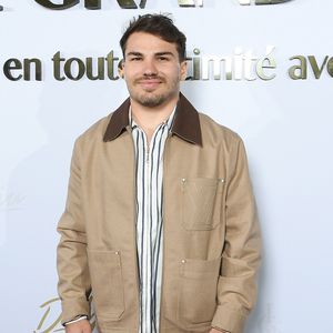 Pour leurs retrouvailles, ils ont opté pour un hôtel de luxe 5*.

Antoine Dupont au photocall du Grand Dîner en toute intimité avec Dadju sur la plage de l'hôtel Carlton, à Cannes, le 17 mai 2025. 

Photo :  Lionel Urman / Bestimage