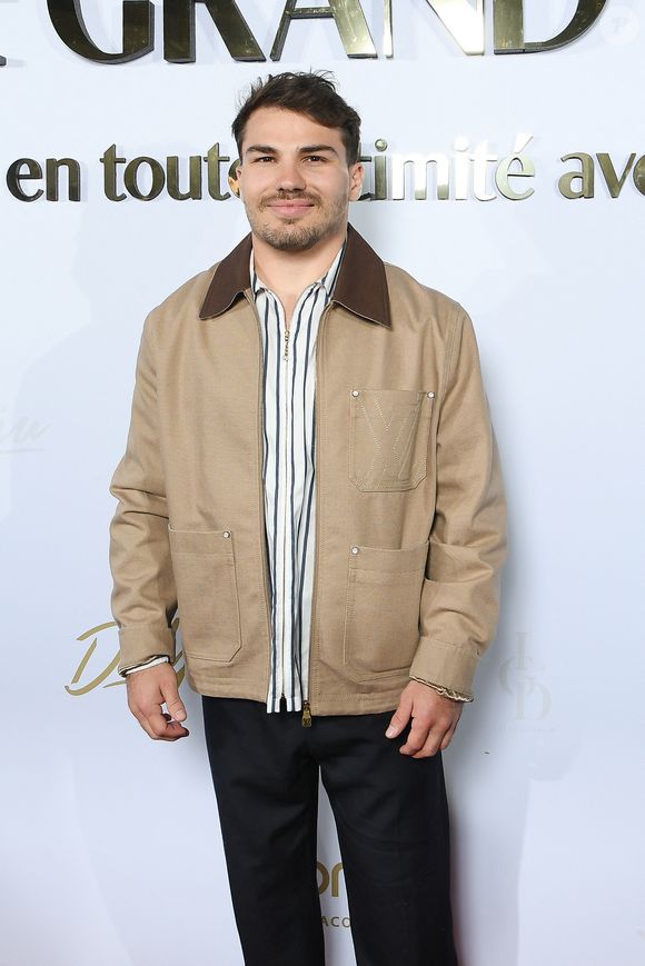 Pour leurs retrouvailles, ils ont opté pour un hôtel de luxe 5*.

Antoine Dupont au photocall du Grand Dîner en toute intimité avec Dadju sur la plage de l'hôtel Carlton, à Cannes, le 17 mai 2025. 

Photo :  Lionel Urman / Bestimage