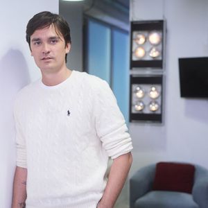 Exclusif - Alain-Fabien Delon en backstage de de l'émission "C à Vous" à Paris, France, le 18 octobre 2024. © Cyril Moreau/Bestimage