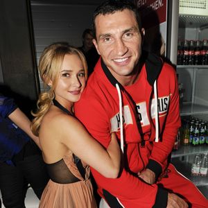 Il a accompagné son message d’une photo sur laquelle Hayden apparaît avec leur fille sur les épaules, tandis que lui tient également Kaya dans ses bras. 

Wladimir Klitschko et sa fiancee Hayden Panettiere - Hayden Panettiere assiste au combat de boxe de son fiance Wladimir Klitschko a Mannheim en Allemagne le 4 mai 2013. API / BESTIMAGE