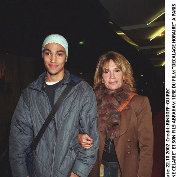 Clémentine Célarié et son fils Abraham à la première du film Décalage horaire, à Paris, le 22 octobre 2002.
Rindoff-Gui­rec / Bestimage