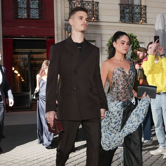 Roméo Beckham et sa compagne Kim Turnbull sortent de l'hôtel La Réserve Paris - Hotel and Spa pour se rendre au défilé de Victoria en marge de la Fashion Week de Paris (PFW), à Paris, France, le 7 mars 2025. © Cyril Moreau/Bestimage