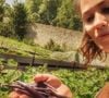 Ils y font pousser fruits et légumes qu'ils vendent sur les marchés ou dans leur boutique...
Lucie Lucas dans son petit village breton de Plorec
