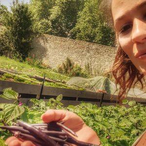 Ils y font pousser fruits et légumes qu'ils vendent sur les marchés ou dans leur boutique...

Lucie Lucas dans son petit village breton de Plorec