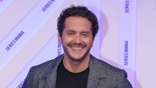 Alexandre Kominek acclamé aux États-Unis : le compagnon de Florence Foresti déjà comparé à de grands noms du cinéma français